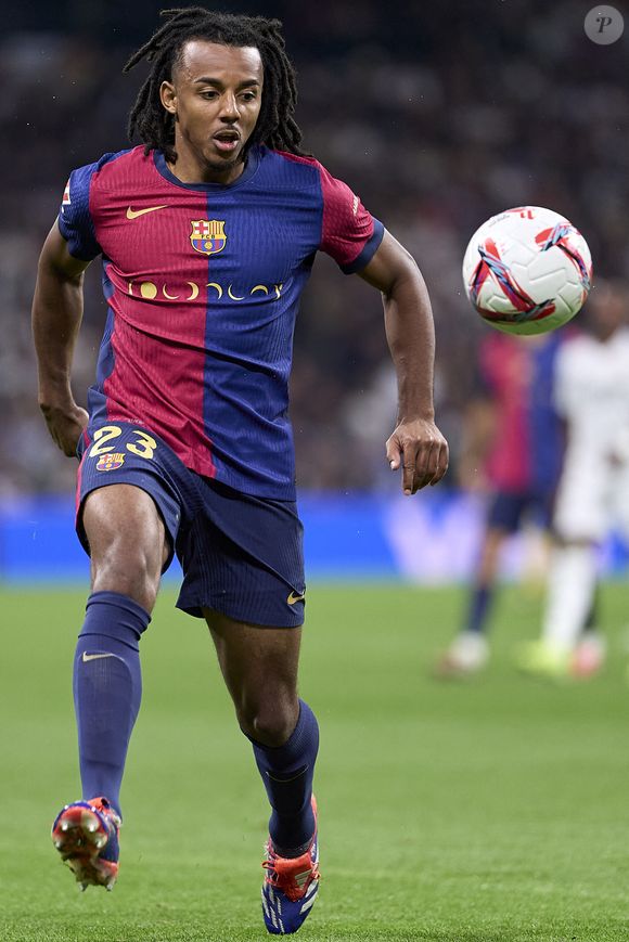 Il s’agit de Jules Koundé, qui a profité d’une pause bien méritée avant la reprise.

Jules Kounde de l'équipe  FC Barcelona - Match de football entre le Real Madrid et FC Barcelone (0-4) à Madrid, le 26 octobre 2024. 
© LGM / Panoramic / Bestimage
