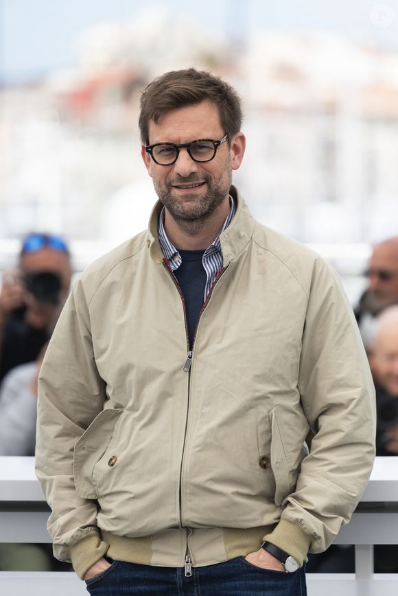 L'écrivain de 47 ans avait d'ailleurs dédié son prix Goncourt à son fils Oscar, aujourd'hui âgé de 13 ans.

Nicolas Mathieu - Photocall de "Connemara" lors du 78ème Festival International du Film de Cannes, le 22 mai 2025.
© Jacovides/Moreau/Bestimage
