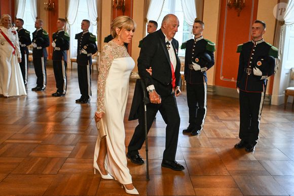 La Première dame de France, Brigitte Macron, et le roi Harald V avant le dîner au Palais présidentiel à l'occasion de la visite officielle du couple présidentiel français en Norvège, le 23 juin 2025. Photo de Firas Abdullah/ABACAPRESS.COM