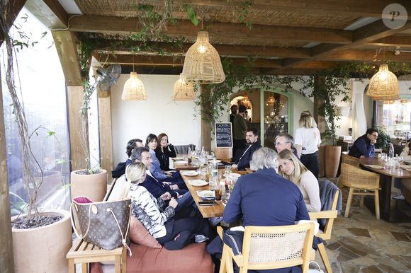Exclusif - Jean-Michel Maire, Kelly Vedovelli, Bernard Montiel, Alexandre (fils de Bruno Darde), Géraldine Maillet, Emilie, Bruno Darde, Maya, Guillaume (fils de Bruno Darde) - Les célèbres personnalités de la télé se sont retrouvés avec bonheur, dans le Sud, à Vallauris Golf-Juan, pour assister à un magnifique show de cabaret, en présence de Mr Le Maire K. Luciano et ses adjoints, heureux de répondre à l'invitation du dynamique Président de l'association "Valoriser Vallauris Golf-Juan", Mr B. Darde, ce passionné d'art et du monde associatif projette également de créer un Musée de Sculpture à ciel ouvert , mêlant Art et Espace Public. © Jack Tribeca/Bestimage