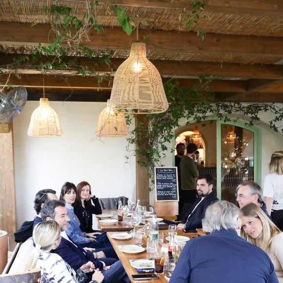 Exclusif - Jean-Michel Maire, Kelly Vedovelli, Bernard Montiel, Alexandre (fils de Bruno Darde), Géraldine Maillet, Emilie, Bruno Darde, Maya, Guillaume (fils de Bruno Darde) - Les célèbres personnalités de la télé se sont retrouvés avec bonheur, dans le Sud, à Vallauris Golf-Juan, pour assister à un magnifique show de cabaret, en présence de Mr Le Maire K. Luciano et ses adjoints, heureux de répondre à l'invitation du dynamique Président de l'association "Valoriser Vallauris Golf-Juan", Mr B. Darde, ce passionné d'art et du monde associatif projette également de créer un Musée de Sculpture à ciel ouvert , mêlant Art et Espace Public. © Jack Tribeca/Bestimage