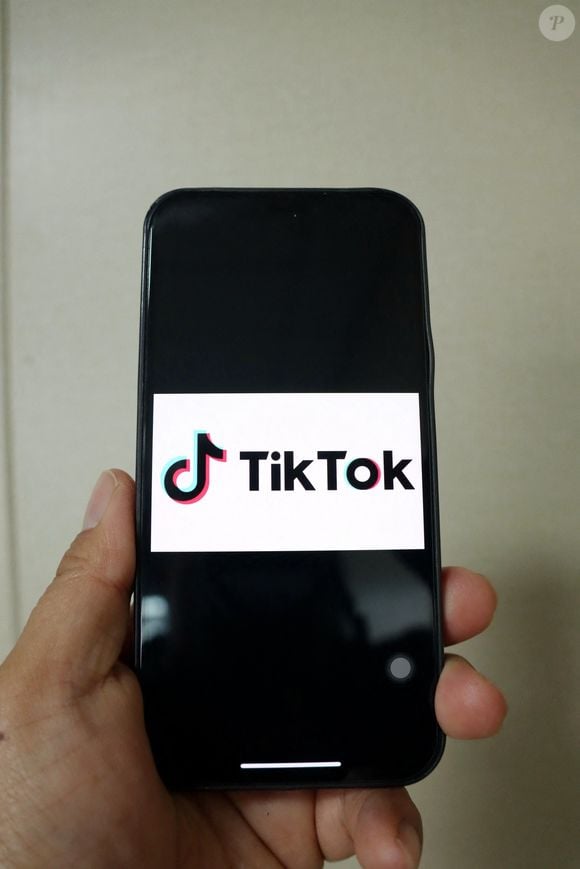 Le logo de TikTok est affiché sur un téléphone portable à Yichang, dans la province de Hubei, en Chine