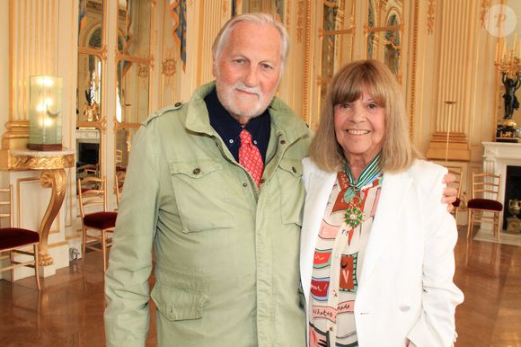 Ensemble depuis plus de soixante ans, ils prouvent qu’un amour durable peut coexister avec les souvenirs d’un amour passé. 

Jean-Jacques Debout et Chantal Goya au ministère de la Culture à Paris le 2 juillet 2024. © Philippe Baldini / Bestimage