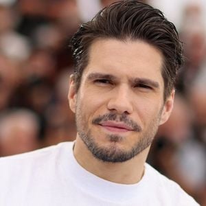 Alors qu'il fête ses 35 ans, François Civil est devenu en quelques années la coqueluche du cinéma français. 

François Civil - Photocall du film "L'Amour Ouf" (Beating Hearts / Compétition) lors du 77ème Festival International du Film de Cannes .  © Jacovides / Moreau / Bestimage