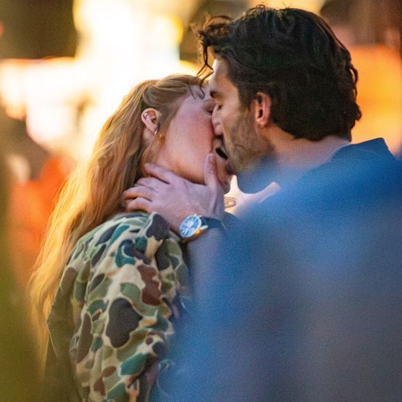Face caméra, Justin Baldoni et Blake Lively s'expriment librement pour ajuster certains détails. Bien qu'elle accepte d'intensifier la tension entre leurs deux personnages, la pétillante blonde précise qu'il ne faut pas rapidement offrir au spectateur "ce qu'il attend de voir".

New Jersey, NY - Blake Lively a été capturée dans un moment de tendresse, embrassant son partenaire Justin Baldoni sur le plateau de tournage du film « It Ends with Us ». Cette scène, qui fait partie de la production du film, montre l'engagement des acteurs dans leur rôle et la profondeur émotionnelle de l'histoire. 2024