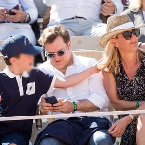 Laurence Ferrari, son mari Renaud Capuçon et leur fils Elliott dans les tribunes lors des internationaux de tennis de Roland Garros à Paris. © Jacovides-Moreau/Bestimage