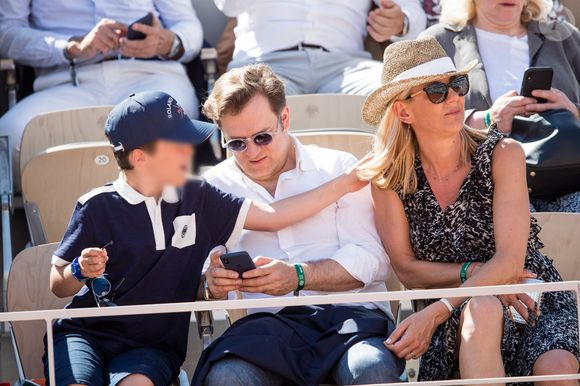 Laurence Ferrari, son mari Renaud Capuçon et leur fils Elliott dans les tribunes lors des internationaux de tennis de Roland Garros à Paris. © Jacovides-Moreau/Bestimage