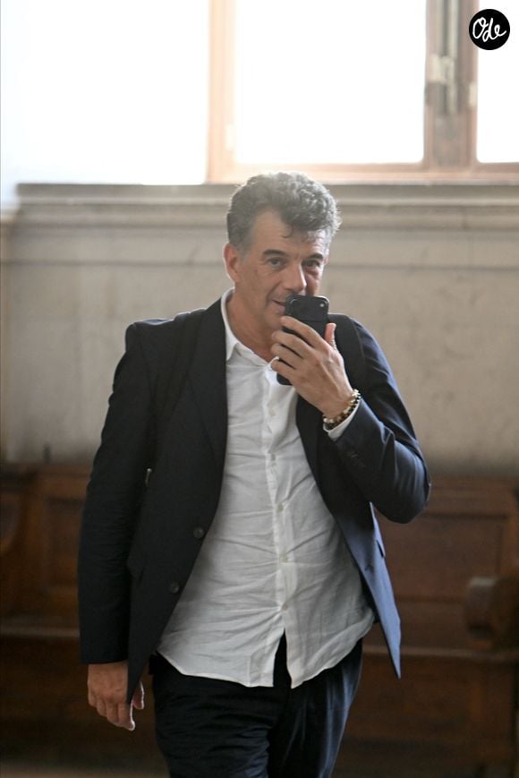 Stéphane Plaza avec ses avocats Julien Roelens et Antonin Gravelin-Rodriguez (Cabinet Joshua) à la sortie du premier jour de son procès en appel pour violences conjugales au palais de justice de Paris, le 29 juin 2026.