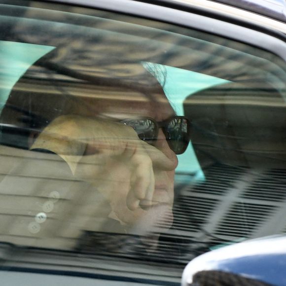 Gérard Depardieu quitte son domicile parisien pour se rendre au tribunal correctionnel de Paris, le 24 mars 2025, pour l'ouverture de son procès pour accusation d'abus sexuels sur deux femmes lors d'un tournage de film en 2021. Gérard Depardieu, 76 ans, qui a réalisé plus de 200 films et séries télévisées, a été accusé de comportement inapproprié par une vingtaine de femmes, mais c'est la première affaire à être jugée. Les deux plaignantes - Amélie, 54 ans, décoratrice, et Sarah (nom modifié), 34 ans, assistante réalisatrice - allèguent une agression sexuelle lors du tournage en 2021 de « Les Volets Verts » du réalisateur J.Becker.