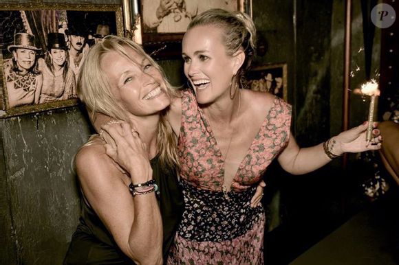 Exclusif - Laeticia Hallyday et Estelle Lefébure - Pour fêter en beauté les 10 ans du St Barth Family Festival, Carole Gruson (la grande prêtresse du restaurant cabaret burlesque "Le Ti' St Barth") a réuni une guest list de folie lors de la 2ème soirée du Family Festival avec Leo Lanvin comme DJ. Après avoir ouvert la saison en beauté avec l'anniversaire très "Fast & Furious" de leurs filles, les Hallyday ont enchaîné samedi soir au Ti' Saint Barth en feu pour le set de leur ami Léo Lanvin. Johnny Hallyday, acclamé par la foule, semblait très en forme malgré sa maladie et confirmait à ses amis une nouvelle tournée "Rock & Blues" pour 2018. Sa femme, Laeticia Hallyday a dansé jusqu'au bout de la nuit avec ses amies. © Xavier Merchet-Thau / Le Ti' Saint Barth / Bestimage