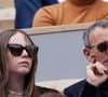 Elie Semoun et sa compagne Aude dans les tribunes au même moment dans les tribunes des Internationaux de France de tennis de Roland Garros 2024 à Paris, France, le 2 juin 2024. © Jacovides-Moreau/Bestimage