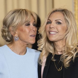 Brigitte Macron a tout de même participé à l'événement à distance, par le biais d'un appel vidéo.

Brigitte Macron et Laurence Auzière au palais de l'Élysée, le 6 mai 2024. 

Photo : Eliot Blondet / Pool / Bestimage