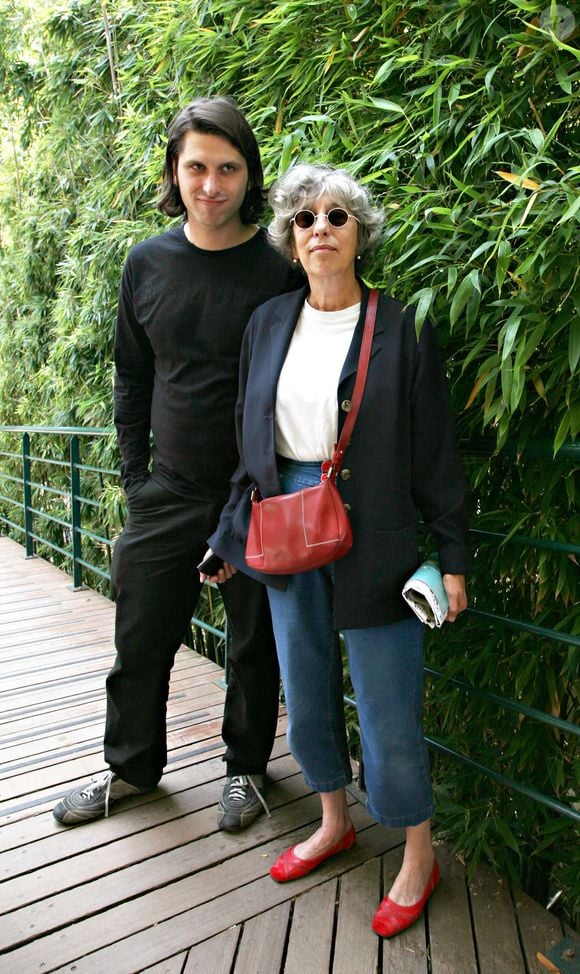 Jacob Bourguignon, fils de la regrettée Anémone, a fait ses adieux à Pascal Aubier.

L'actrice Anémone et son fils arrivent au 'Village', l'espace VIP des Internationaux de France de Roland Garros à Paris, France. Photo by ABACAPRESS.COM
