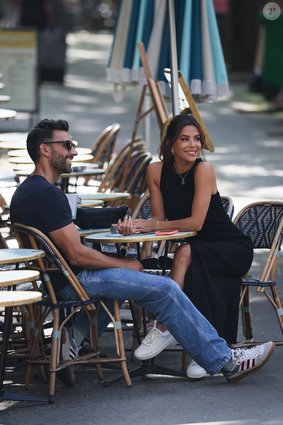 L’actrice, qui se décrit comme une grande francophile, considère la France comme un « deuxième chez-soi ».

L'actrice et réalisatrice Eva Longoria a été aperçue en tournage ce matin pour la série CNN "Searching for France" à La Parisienne, la célèbre boulangerie parisienne connue pour fournir les baguettes du palais présidentiel français. 

© Julien Sarkissian / Bestimage