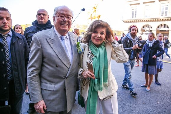 L'ancien président du Front Nationl (FN) Jean-Marie Le Pen et sa femme Jany Le Pen  lors du rassemblement  dissident en hommage à Jeanne d'Arc , place des Pyramides à Paris, le 1er mai 2016.