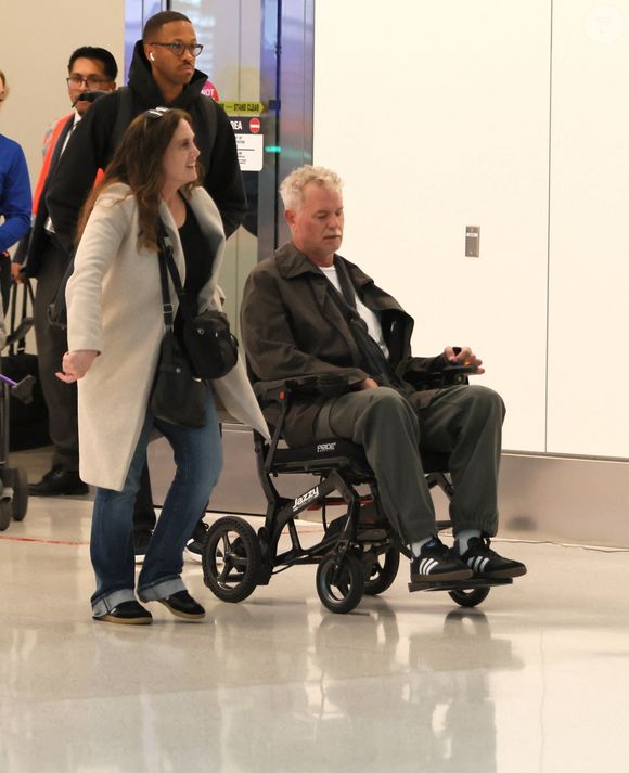 Los Angeles, CA Eric Dane a été vu arrivant à l'aéroport international de Los Angeles dans un fauteuil roulant, semblant fragile après avoir annoncé son diagnostic de SLA le 05/11/2025

Photo : Backgrid USA / Bestimage