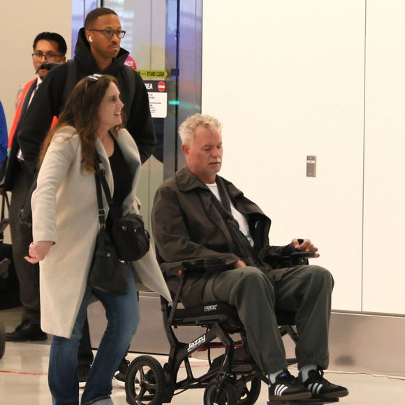 Los Angeles, CA Eric Dane a été vu arrivant à l'aéroport international de Los Angeles dans un fauteuil roulant, semblant fragile après avoir annoncé son diagnostic de SLA le 05/11/2025

Photo : Backgrid USA / Bestimage