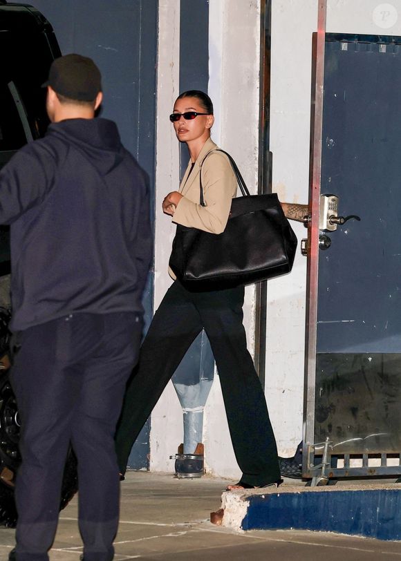EXCLUSIVE Beverly Hills, CA Hailey Bieber sort dans un look chic et discret après avoir assisté à un service de Churchome au Saban Theatre à Beverly Hills, associant un blazer beige ajusté à un pantalon noir et à des lunettes de soleil fines.

Sur la photo : Hailey Bieber



BACKGRID USA 2 AVRIL 2026



USA : +1 310 798 9111 / usasales@backgrid.com



ROYAUME-UNI : +44 208 344 2007 / uksales@backgrid.com



Clients britanniques - Images contenant des enfants

Le visage doit être pixellisé avant publication
