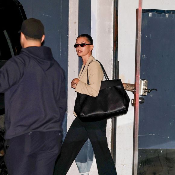 EXCLUSIVE Beverly Hills, CA Hailey Bieber sort dans un look chic et discret après avoir assisté à un service de Churchome au Saban Theatre à Beverly Hills, associant un blazer beige ajusté à un pantalon noir et à des lunettes de soleil fines.

Sur la photo : Hailey Bieber



BACKGRID USA 2 AVRIL 2026



USA : +1 310 798 9111 / usasales@backgrid.com



ROYAUME-UNI : +44 208 344 2007 / uksales@backgrid.com



Clients britanniques - Images contenant des enfants

Le visage doit être pixellisé avant publication