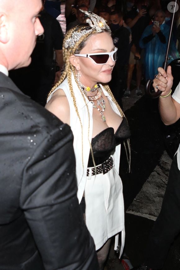 Madonna et son compagnon Ahlamalik Williams arrivent à la première de "Madame X", un documentaire sur la dernière tournée de la chanteuse à New York, le 23 septembre 2021. Madonna porte un diadème "Fuck You"  et un collier avec l'nscription "Trust No Bitch"! Backgrid USA / Bestimage