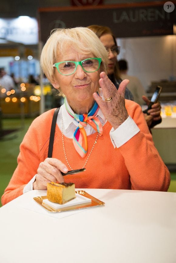 Elle révèle se lever très tôt, à 4 heures du matin, et prendre un petit déjeuner équilibré composé de céréales et fruits frais.

Mercotte lors du salon de la pâtisserie le 14 juin 2019 à Paris, France. Photo par Nasser Berzane/ABACAPRESS.COM