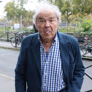 "Le travail est ma gymnastique quotidienne. Je viens de terminer un livre sur ma grand-mère", déclare-t-il.

Pierre Perret - Arrivées lors de l'enregistrement de l'émission "Vivement Dimanche" à Paris le 22 octobre 2025. © Bestimage