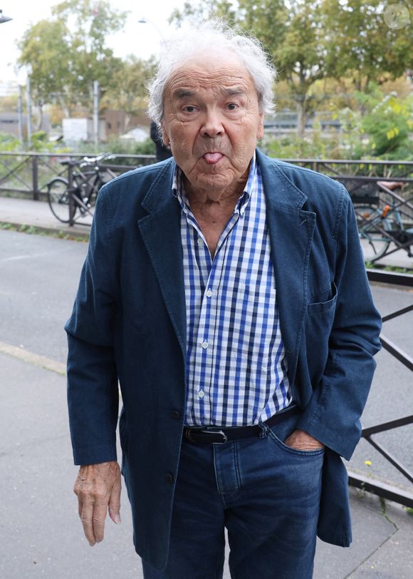 "Le travail est ma gymnastique quotidienne. Je viens de terminer un livre sur ma grand-mère", déclare-t-il.

Pierre Perret - Arrivées lors de l'enregistrement de l'émission "Vivement Dimanche" à Paris le 22 octobre 2025. © Bestimage