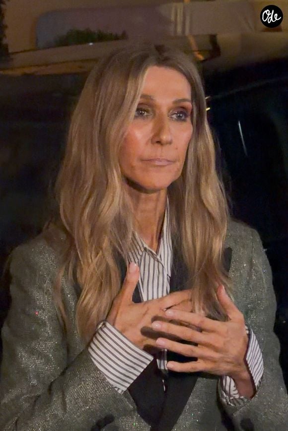 Céline Dion, de retour d'une séance intense de répétitions, prend le temps de saluer ses fans devant l'hôtel Royal Monceau à Paris le 7 septembre 2026 © Lea Vieillot / Bestimage