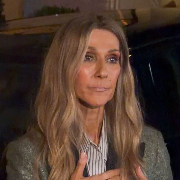 Céline Dion, de retour d'une séance intense de répétitions, prend le temps de saluer ses fans devant l'hôtel Royal Monceau à Paris le 7 septembre 2026 © Lea Vieillot / Bestimage