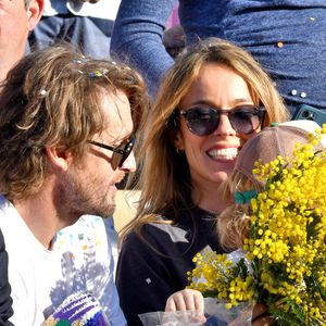 Philippe Lacheau, l'acteur, réalisateur, scénariste et animateur français venu en famiile, avec sa compagne Elodie Fontan et leur fils Raphaël, durant le défilé d'ouverture du Carnaval de Nice 2024 "Roi de la Pop Culture", le 17 février 2024© Bruno Bebert/Bestimage