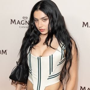 Il a ensuite laissé la place à Charli XCX, l'artiste britannique au style electropop.

Charli XCX au photocall de la Plage Magnum lors du 78eme Festival de Cannes, 16 mai 2025.

Photo : Jeremy Melloul / Bestimage