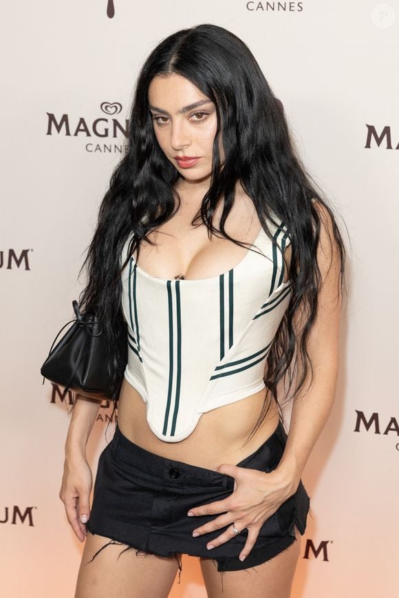 Il a ensuite laissé la place à Charli XCX, l'artiste britannique au style electropop.

Charli XCX au photocall de la Plage Magnum lors du 78eme Festival de Cannes, 16 mai 2025.

Photo : Jeremy Melloul / Bestimage
