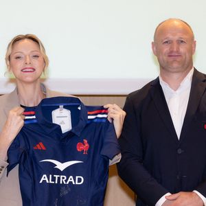 La princesse Charlène de Monaco se voit offrir un maillot dédicacé par les joueurs du XV de France de rugby, vainqueurs du tournoi des 6 nations 2025, des mains de William Servat, l'entraîneur du XV de France - La princesse C.de Monaco, en compagnie de son frère G.Wittstock, participe à la remise des prix de la "Journée du respect" au collège Charles III à Monaco, le 29 avril 2025. © Olivier Huitel / Pool Monaco / Bestimage