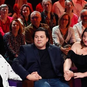 Exclusif - Michèle Bernier et ses enfants Charlotte et Enzo Gaccio lors de l'enregistrement de l'émission "Famille je vous aime" présentée par M. Drucker et qui sera diffusée le 13 juin 2025 sur France 3, aux Studios rive gauche à Paris, France, le 14 avril 2025. © Clovis-Gaffiot/Bestimage
Tout au long de sa carrière, Michel Drucker a interviewé les parents de ses invités pour comprendre leur parcours. Il a tissé des liens avec chacune de leur famille. Voilà comment est née l'idée de " Famille je vous aime ".

Cette émission diffusée en prime time sur France 3, entre la Fête des Mères et la Fête des Pères, a pour thème principal la transmission.

La famille a toujours inspiré les artistes que ce soit en chanson ou en humour. Gad Elmaleh, le parrain de cette première émission sera accompagné de Régine et David, ses parents. Il y aura également Dany Brillant, Anne Roumanoff, Roman Doduick et leur maman, Michèle Bernier, Laurent Voulzy, Gérard Lanvin, Louis Chedid, Michel et Beatrice Leeb et leurs enfants, mais aussi David Hallyday et Olivier de Benoist dont les récents spectacles abordent ce sujet.

Entre émotion et fous rires, nous n'avons pas fini d'aimer ces drôles de Familles !