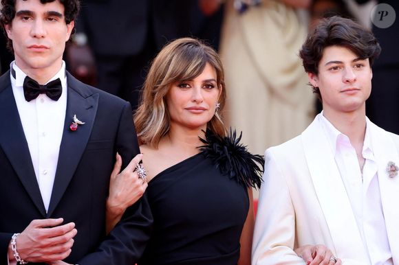 Javier Calvó, Penélope Cruz, Milo Quifes - Montée des marches du film " La bola negra " lors du 79ème Festival International du Film de Cannes, le 21 mai 2026. 

© Jacovides-Moreau / Bestimage