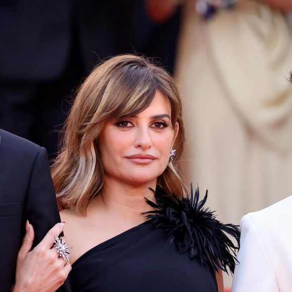 Javier Calvó, Penélope Cruz, Milo Quifes - Montée des marches du film " La bola negra " lors du 79ème Festival International du Film de Cannes, le 21 mai 2026. 

© Jacovides-Moreau / Bestimage
