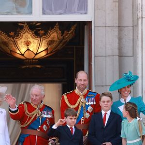 Louis a fait son salut royal en saluant les foules qui bordaient les rues 

Le prince Edward, duc d'Edimbourg, Le roi Charles III d'Angleterre et Camilla Parker Bowles, reine consort d'Angleterre, Le prince Louis de Galles, Le prince George de Galles, Le prince William, prince de Galles, Catherine (Kate) Middleton, princesse de Galles, La princesse Charlotte de Galles, Le prince Edward, duc de Kent - Les membres de la famille royale britannique au balcon de Buckingham Palace lors de la cérémonie Trooping the Colour à Londres, le 14 juin 2025. Affecté par le crash du Boeing 787 Dreamliner à Ahmedabad du 12 juin, le souverain et les officiels porteront un brassard noir en hommage aux plus de 270 victimes. Bon nombre d'elles étaient des ressortissants britanniques.
© Mirrorpix / Bestimage