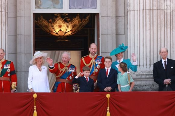 Louis a fait son salut royal en saluant les foules qui bordaient les rues 

Le prince Edward, duc d'Edimbourg, Le roi Charles III d'Angleterre et Camilla Parker Bowles, reine consort d'Angleterre, Le prince Louis de Galles, Le prince George de Galles, Le prince William, prince de Galles, Catherine (Kate) Middleton, princesse de Galles, La princesse Charlotte de Galles, Le prince Edward, duc de Kent - Les membres de la famille royale britannique au balcon de Buckingham Palace lors de la cérémonie Trooping the Colour à Londres, le 14 juin 2025. Affecté par le crash du Boeing 787 Dreamliner à Ahmedabad du 12 juin, le souverain et les officiels porteront un brassard noir en hommage aux plus de 270 victimes. Bon nombre d'elles étaient des ressortissants britanniques.
© Mirrorpix / Bestimage