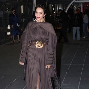 Farida Khelfa au défilé Schiaparelli Collection Femme Prêt-à-Porter Printemps/Eté 2026 lors de la Fashion Week à Paris. 

Photo : Denis Guignebourg / Bestimage