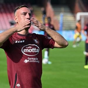 Les images le montrent particulièrement à l'aise devant l'objectif, dans plusieurs tenues de la collection automne-hiver 2026.
Franck Ribery, en larmes, fait ses adieux au public lors de son dernier match à Salerne, le 22 octobre 2022.
© Image Sport /Panoramic / Bestimage