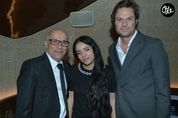 À sa tête, le président-fondateur Guillaume Benard a structuré son développement aux côtés de son père Jean-Michel Benard, dirigeant d’ITS Group, et de Nick Heys, pionnier du marketing digital. 

Exclusif - James Azad (directeur du restaurant), Hafsia Herzi, Guillaume Benard (président-fondateur de Fitz Group) - Inauguration du restaurant "Hollywood Savoy" au 44 rue des Victoires dans le 2ème arrondissement à Paris le 14 mars 2024. © Rachid Bellak/Bestimage