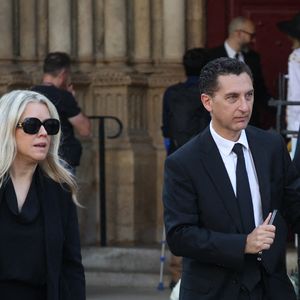 Maxime Saada et sa femme Sylvie - Arrivées aux obsèques de Philippe Labro en l'église de Saint-Germain-des-Prés à Paris le 13 juin 2025. © Dominique Jacovides - Christophe Clovis / Bestimage