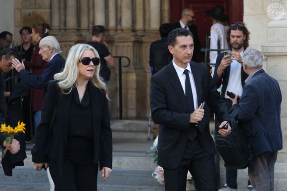 Maxime Saada et sa femme Sylvie - Arrivées aux obsèques de Philippe Labro en l'église de Saint-Germain-des-Prés à Paris le 13 juin 2025. © Dominique Jacovides - Christophe Clovis / Bestimage