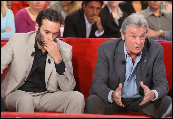 Anthony Delon et son père Alain Delon sur le plateau de "Vivement dimanche" le 24 septembre 2008. © Guillaume Gaffiot/bestimage
