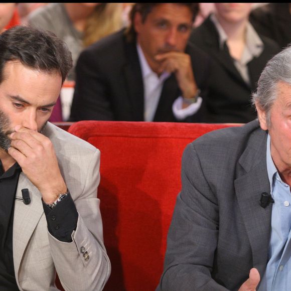 Anthony Delon et son père Alain Delon sur le plateau de "Vivement dimanche" le 24 septembre 2008. © Guillaume Gaffiot/bestimage