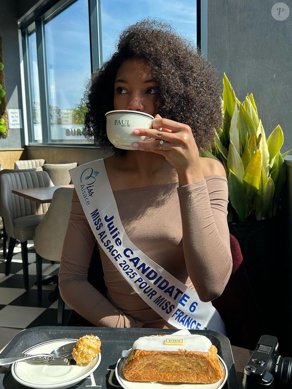 Elle a subi des attaques racistes sur internet après son élection.

Julie Decroix, Instagram