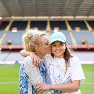 L'ex-Miss France craindrait-elle le syndrome du nid vide ?

Exclusif - Élodie Gossuin et sa fille à la 3ème édition de la rencontre de football caritative "Match des héros" entre le "RC Lens Légendes" et "L'équipe Unicef" au stade Bollaert-Delelis à Lens, le 6 juin 2023.

Photo : Pierre Perusseau / Bestimage