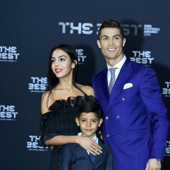 Cristiano Ronaldo , son fils Cristiano Jr et sa compagne Georgina Rodriguez au photocall des FIFA Football Awards à Zurich le 9 janvier 2017. © Dukas / Bestimage