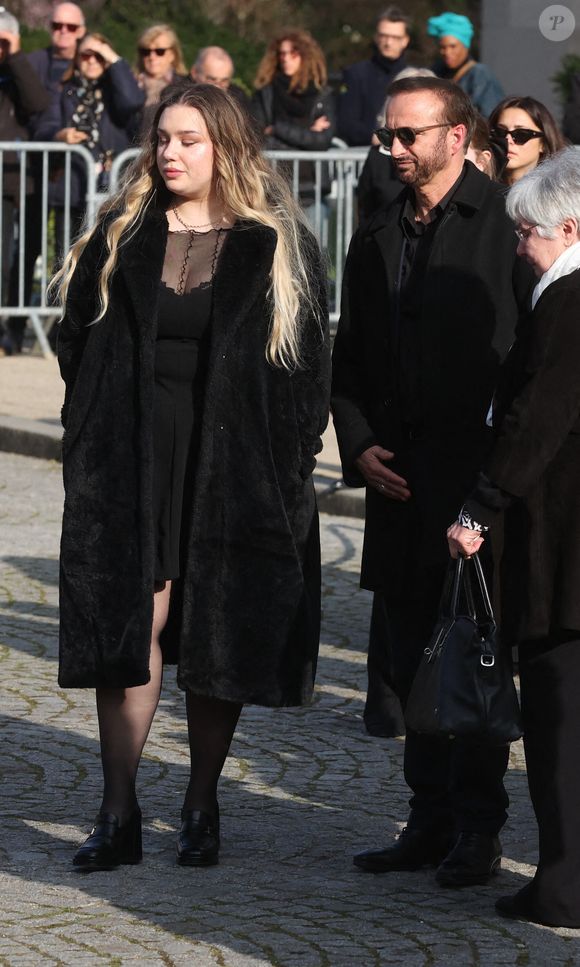 Michel Ferracci et Milla Savarese, la fille d'Emilie Dequenne quittant les funérailles de l'actrice belge Emilie Dequenne au crématorium du cimetière du Père Lachaise à Paris, France, le 26 mars 2025. Emilie Dequenne, qui avait remporté le prix de la meilleure actrice au Festival de Cannes en 1999 pour son premier rôle dans le film Rosetta des Dardenne, est décédée à l'âge de 43 ans des suites d'un cancer rare des glandes surrénales. Photo par Jerome Domine/ABACAPRESS.COM