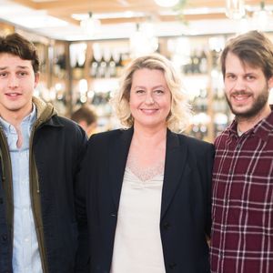 Exclusif - Luana Belmondo avec ses fils Giacomo et Alessandro - Luana Belmondo lors du lancement de son livre "Italia mia Luana cuisine Rome" et de l'annonce de la diffusion de la série d'émissions sur la chaîne TV My Cuisine, au  restaurant l'Osteria del Vino du marché spacieux Eataly Paris Marais à Paris le 7 novembre 2019. © Tiziano Da Silva - Pierre Perusseau/Bestimage